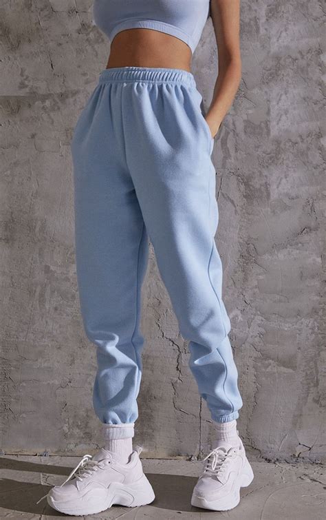 women blue sweatpants outfit.